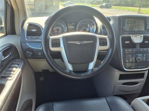 Used 2015 Chrysler Town & Country Touring-L w/ Driver Convenience Group image 4
