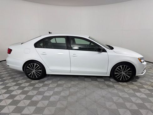 Used 2015 Volkswagen Jetta Sport image 4