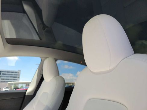 Used 2024 Tesla Model Y Long Range AWD/4WD image 18