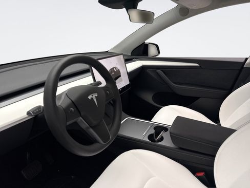 Used 2024 Tesla Model Y Long Range image 10