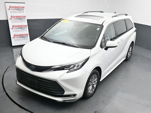 Used 2022 Toyota Sienna XLE image 12