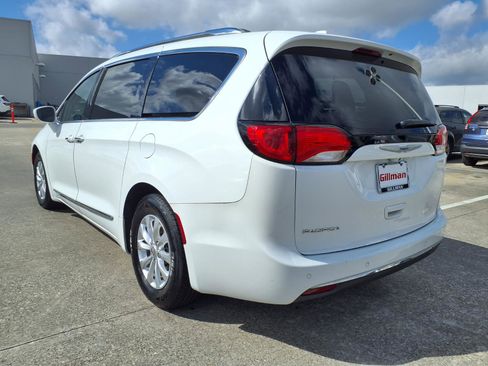 Used 2018 Chrysler Pacifica Touring-L image 3