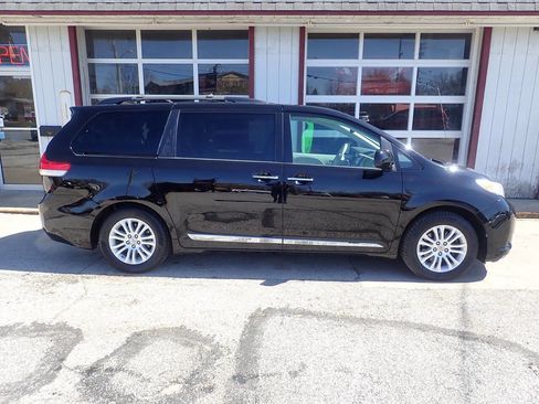 Used 2013 Toyota Sienna XLE image 20