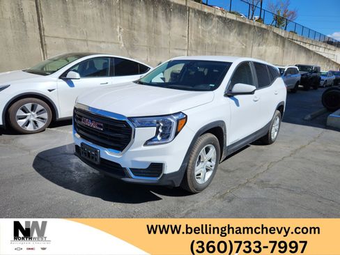 Used 2024 GMC Terrain SLE image 1