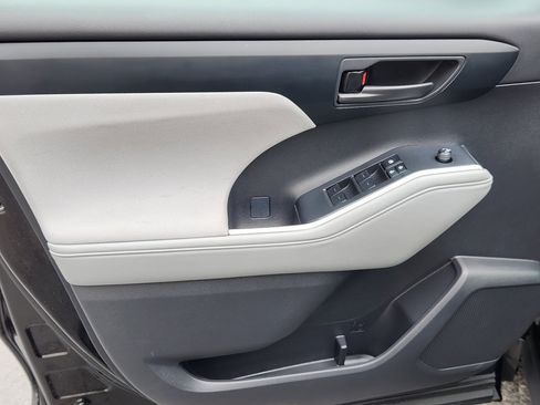 Certified 2024 Toyota Highlander LE FWD image 10