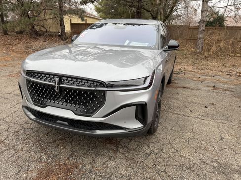 Used 2025 Lincoln Nautilus Premier w/ Equipment Group 102A image 2