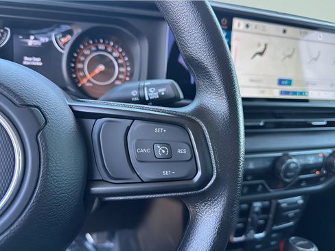 Used 2025 Jeep Gladiator Sport AWD/4WD image 21