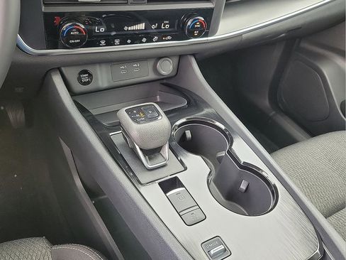 Used 2025 Nissan Rogue SV FWD image 17