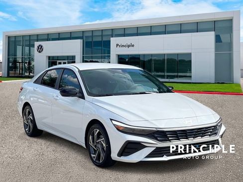 Used 2025 Hyundai Elantra Sport FWD image 3