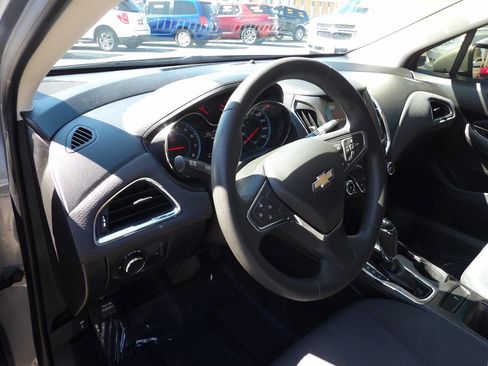 Used 2018 Chevrolet Cruze LT w/ Convenience Package image 5