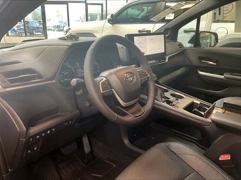 New 2026 Toyota Sienna Platinum image 9