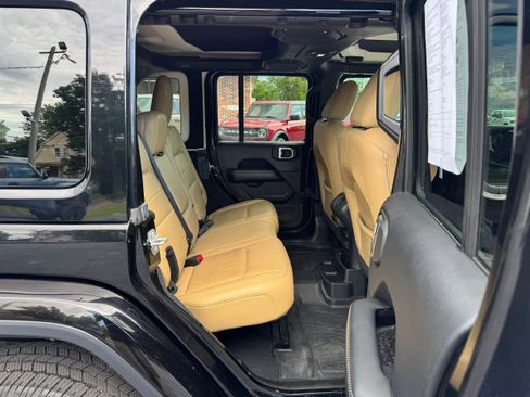 Used 2018 Jeep Wrangler Unlimited Sahara w/ Dual Top Group AWD/4WD image 15