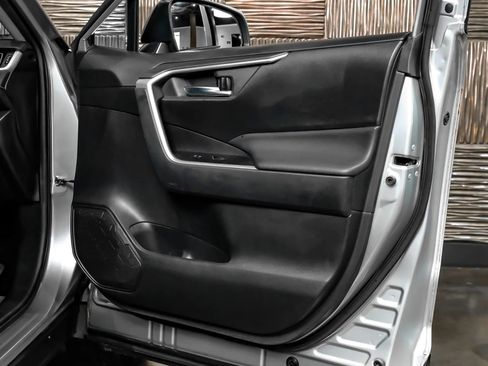 Used 2020 Toyota RAV4 XLE w/ Convenience Package FWD image 46