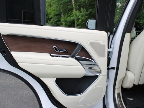 Used 2025 Land Rover Range Rover SE AWD/4WD image 17