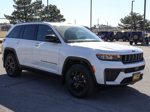 New 2026 Jeep Grand Cherokee Altitude AWD/4WD image 4