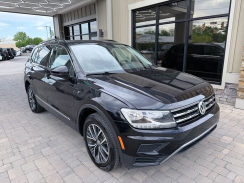 Used 2020 Volkswagen Tiguan SE w/ Panoramic Sunroof Package image 8