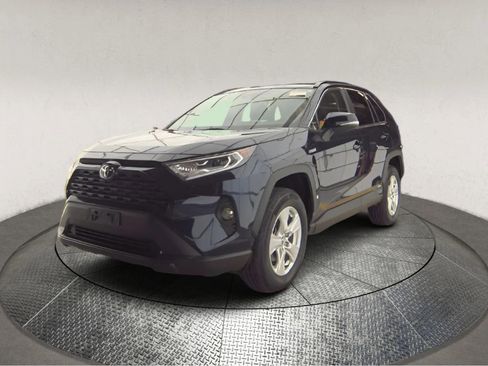 Used 2020 Toyota RAV4 XLE w/ Convenience Package image 3