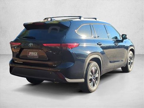 Used 2022 Toyota Highlander XLE image 5