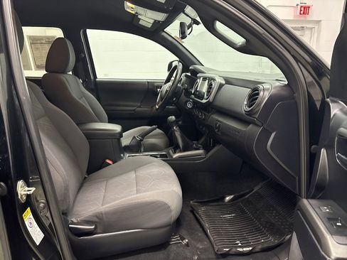 Used 2017 Toyota Tacoma TRD Sport w/ Tow Package image 28