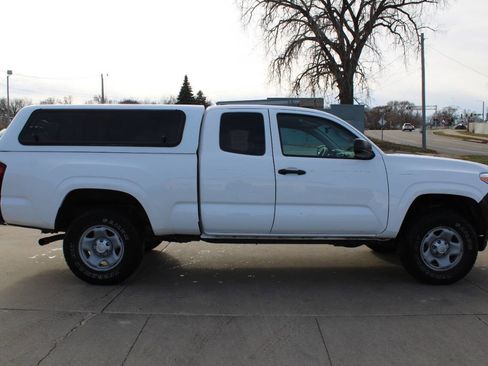 Used 2022 Toyota Tacoma SR image 3