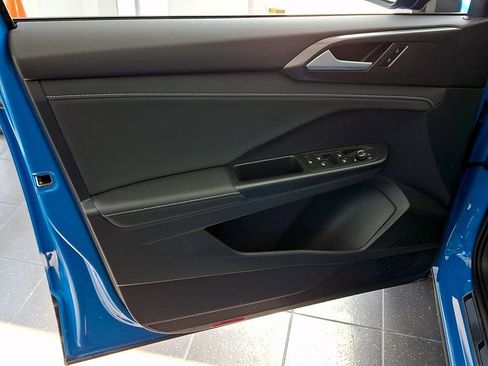 Used 2025 Volkswagen Taos SE image 10