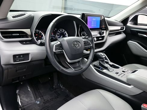 Used 2023 Toyota Highlander XLE AWD/4WD image 13