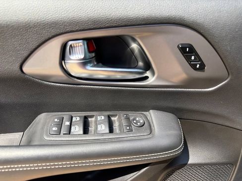 Used 2025 Chrysler Pacifica Select FWD image 28