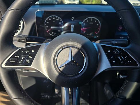 Used 2025 Mercedes-Benz GLB 250 4MATIC image 24