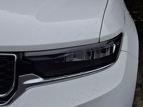 Certified 2023 Jeep Grand Cherokee Limited image 4