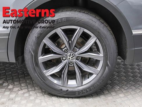 Used 2022 Volkswagen Tiguan SE w/ Panoramic Sunroof Package image 8
