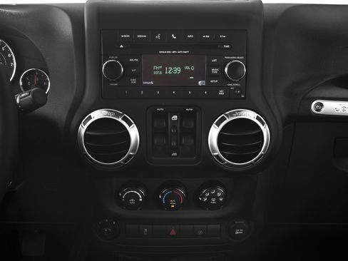 Used 2016 Jeep Wrangler Unlimited Sahara w/ Connectivity Group AWD/4WD image 26