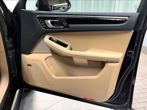 Used 2025 Porsche Macan image 29