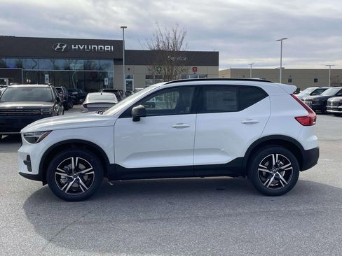 New 2026 Volvo XC40 B4 Core w/ Climate Package image 25