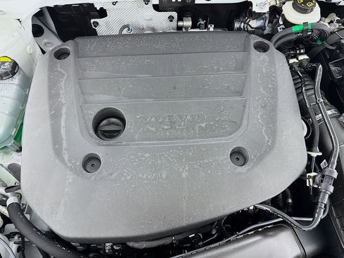 Used 2025 Volvo XC40 B5 Core image 38