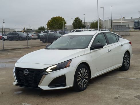 Used 2024 Nissan Altima 2.5 SV image 8