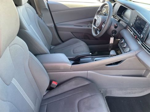 Certified 2025 Hyundai Elantra SE image 11