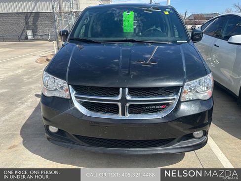 Used 2018 Dodge Grand Caravan SXT image 2