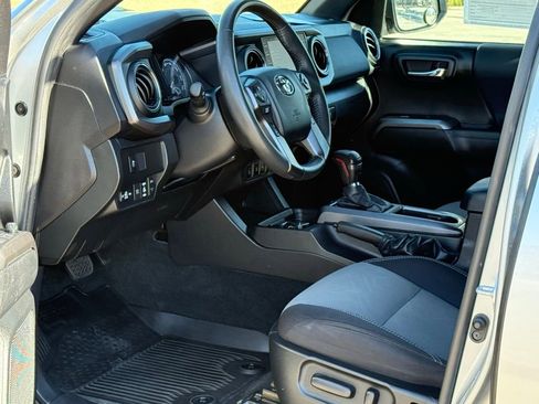 Used 2022 Toyota Tacoma TRD Sport image 7