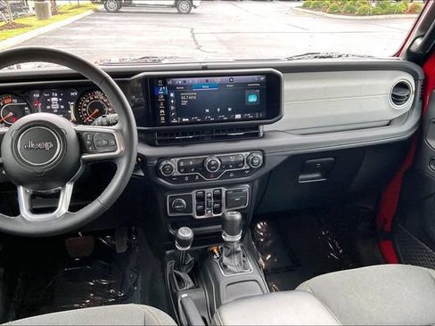 Used 2025 Jeep Wrangler Unlimited Sahara AWD/4WD image 6