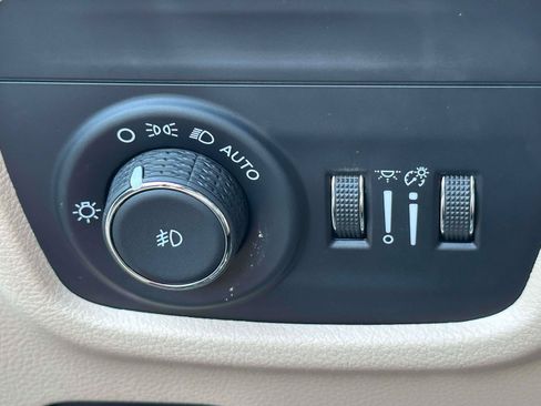 Used 2024 Jeep Grand Cherokee Limited w/ Black Appearance Package AWD/4WD image 19