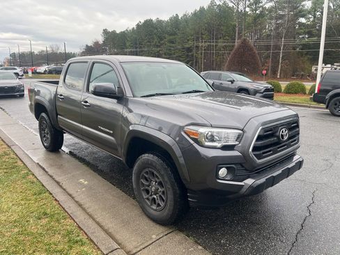 Used 2017 Toyota Tacoma SR5 w/ Tow Package image 5