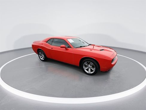 Used 2019 Dodge Challenger SXT image 2