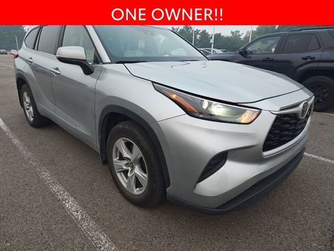Used 2023 Toyota Highlander L FWD image 3