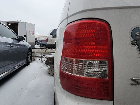 Used 2004 Kia Sedona LX image 8