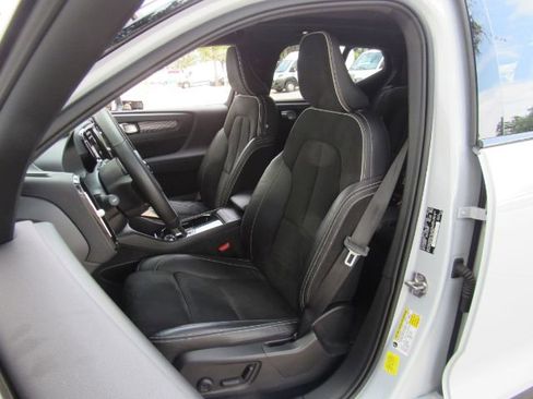 Used 2022 Volvo XC40 P8 Recharge Plus image 6