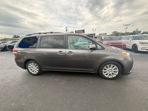 Used 2014 Toyota Sienna XLE w/ XLE Premium Package FWD image 2