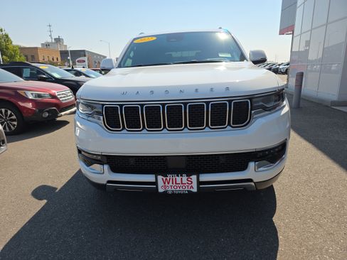 Used 2022 Jeep Wagoneer Series III AWD/4WD image 5