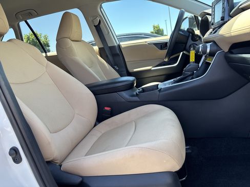 Used 2022 Toyota RAV4 LE AWD/4WD image 28