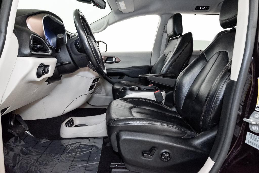 Used 2017 Chrysler Pacifica Touring-L FWD image 12