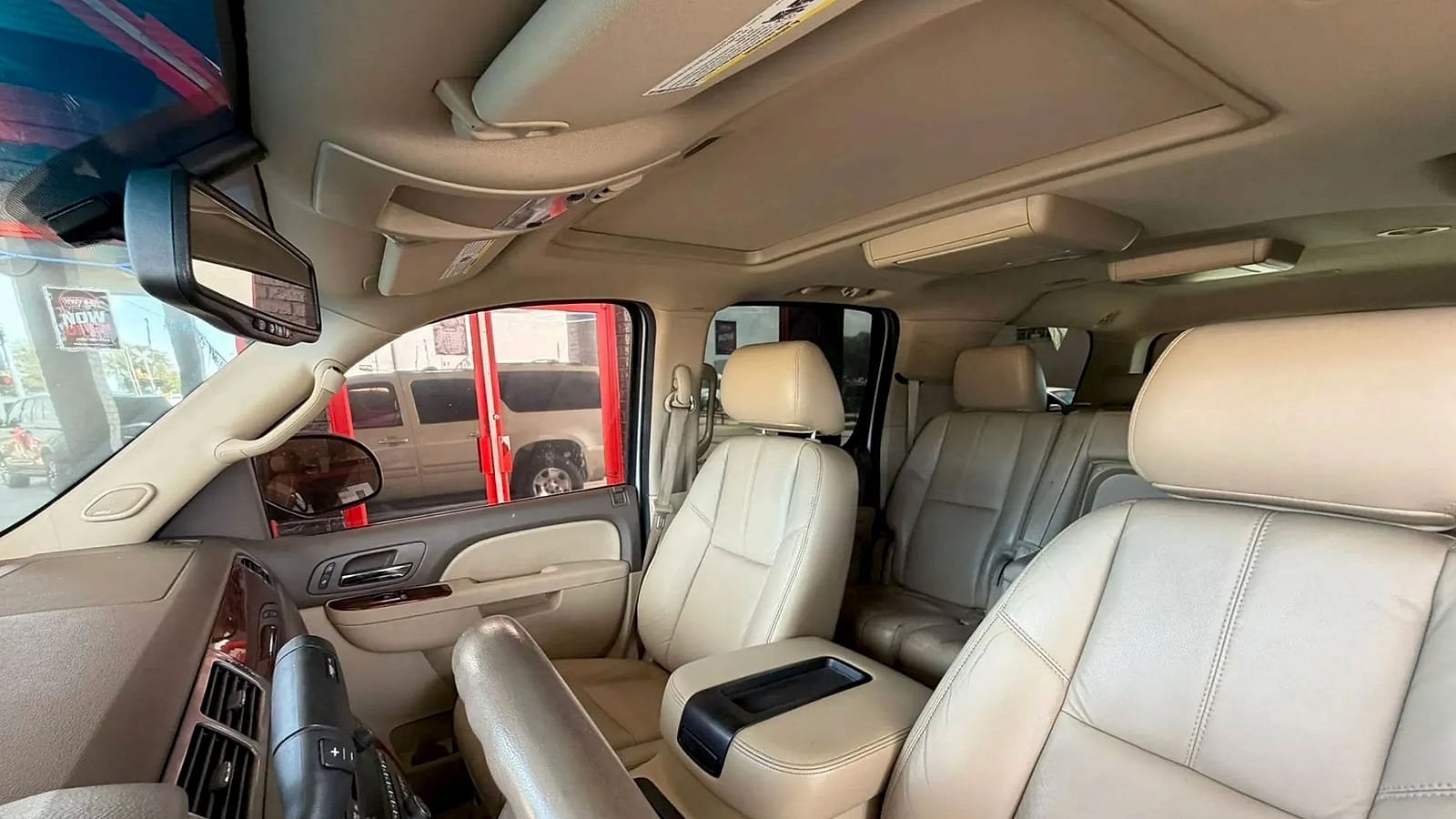 Used 2014 Chevrolet Suburban LT RWD image 21